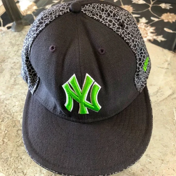 NY, New Era, Fitted 7 1/4, Grey Panel and Patterned Cap, GUC - Picture 3 of 10